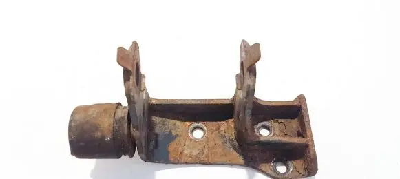 Toyota Avensis T250 Engine mounting bracket