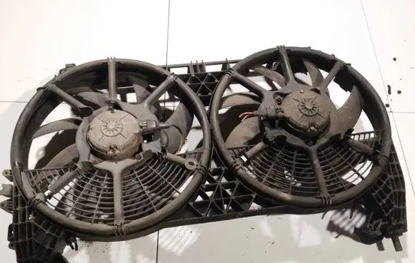 Radiator cooling fan shroud