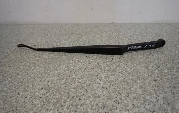 Nissan X-Trail T30 Front wiper blade arm