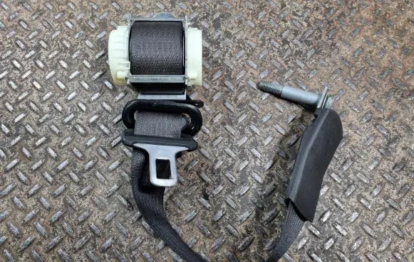 Cadillac Escalade Rear seatbelt