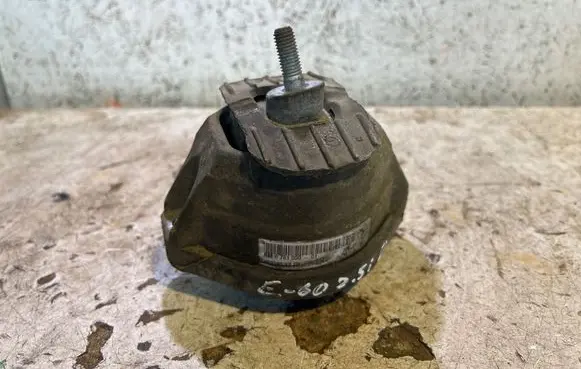 BMW 5 E60 E61 Engine mount bracket 6761090