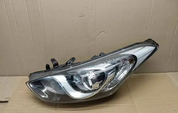 Hyundai i30 fastback Headlight/headlamp TYC20E208