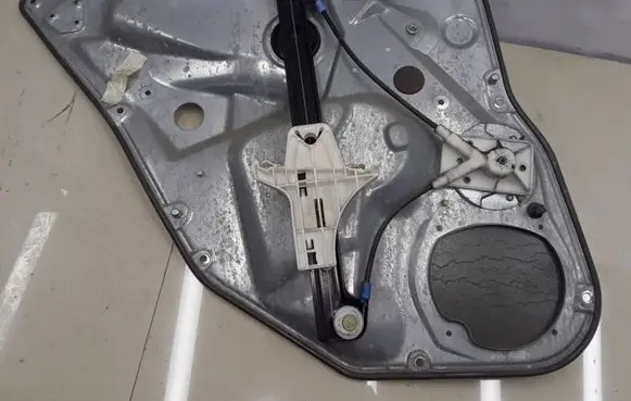 Rear door manual window regulator