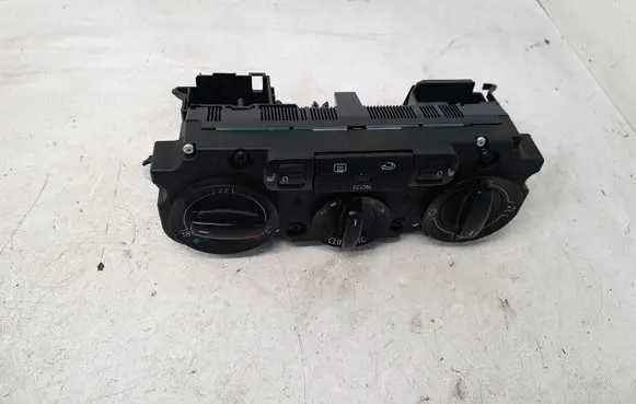 Volkswagen Golf V Climate control unit 743138