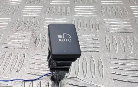 Toyota Yaris Light switch 15E044
