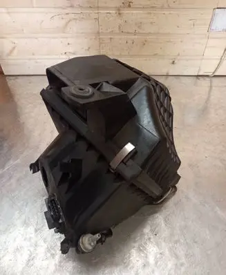 Volkswagen PASSAT B5 Air filter box 058133833A