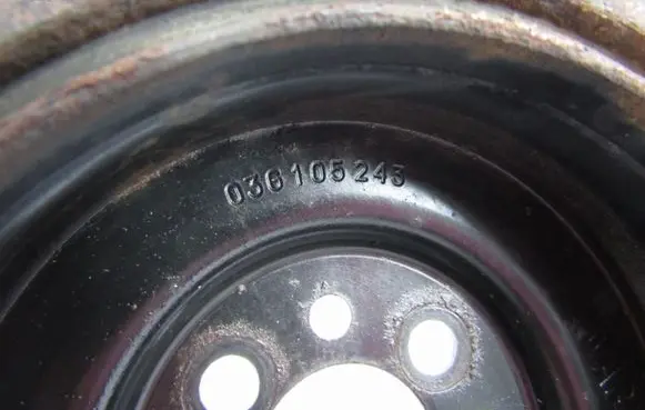 Volkswagen PASSAT B6 Crankshaft pulley 03G105243