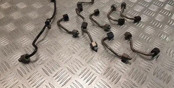 Fuel injector supply line/pipe