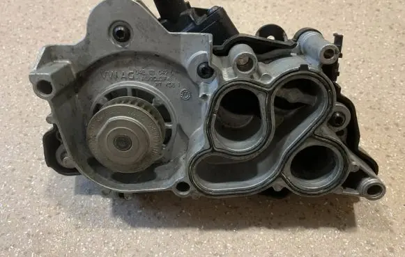 Volkswagen Jetta VI Water pump 04E121042C