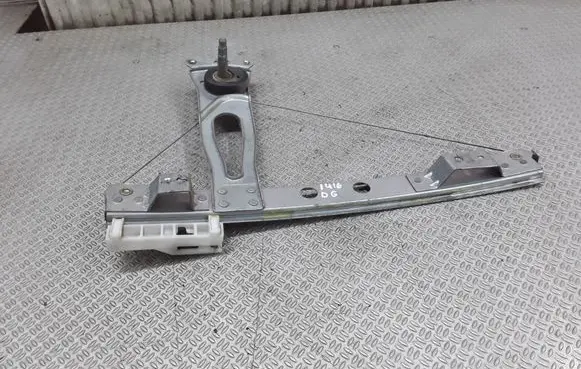 Rear door manual window regulator