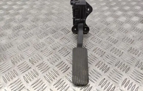 Accelerator throttle pedal