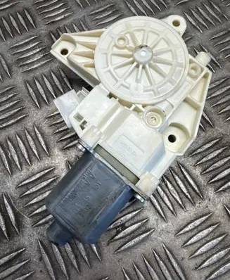 Mercedes-Benz B W246 W242 Front door window regulator motor A2469065100 1309 933865101