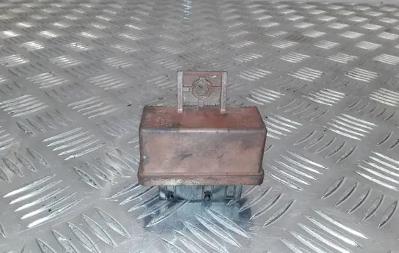 Peugeot 307 Fuel pump relay 240107
