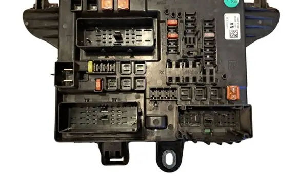 Opel Insignia A Fuse module 13277317