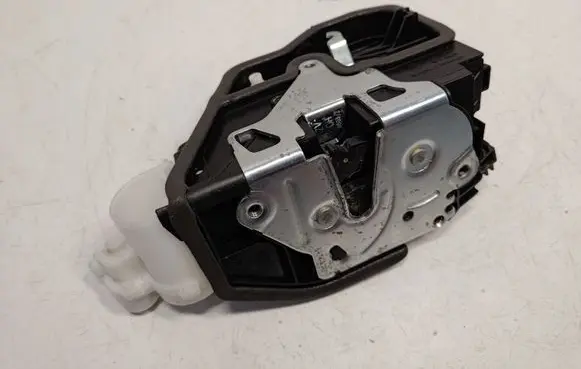 BMW X3 F25 Front door lock 7318409 51217318409 51217229461