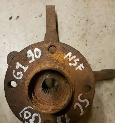 Volkswagen Jetta I Front wheel hub 171407255A