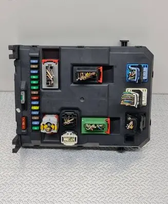 Peugeot 206+ Fuse module 9664983380 22661501 RR30678001