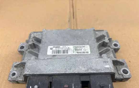 Renault Clio III Engine control unit/module 8200700600 8200783095 S120202114A