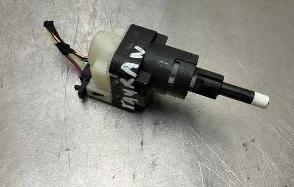 Volkswagen Touran I Brake pedal sensor switch 24761 J38