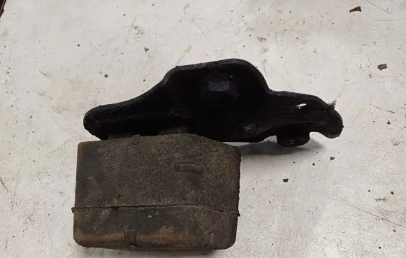 Toyota Corolla Verso AR10 Engine mount bracket