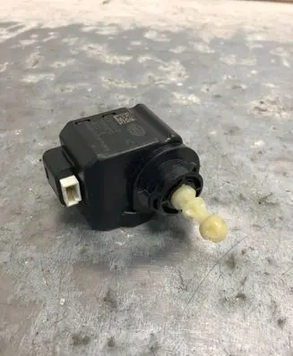 Volkswagen Golf VII Headlight level adjustment motor 01055301BILI 01055301