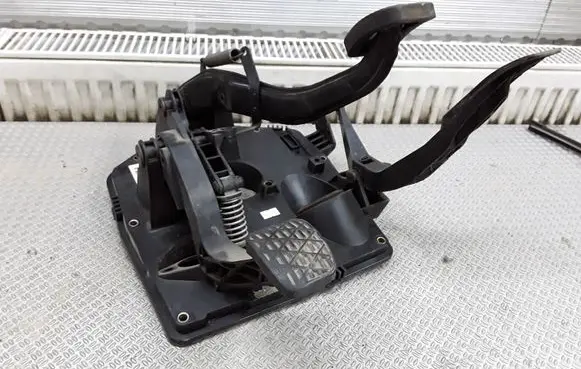 Mercedes-Benz Vaneo W414 Pedal assembly A1682902601