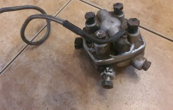 Audi 80 90 B3 Fuel distributor 45763 0438101005 457631501