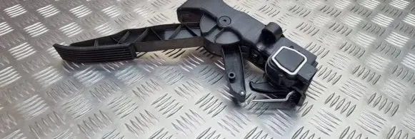 Mercedes-Benz B W245 Accelerator throttle pedal A1693000104 000916 100206