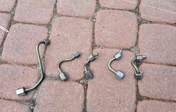 Fuel injector supply line/pipe