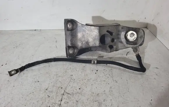 BMW 5 E60 E61 Engine mounting bracket 6776672