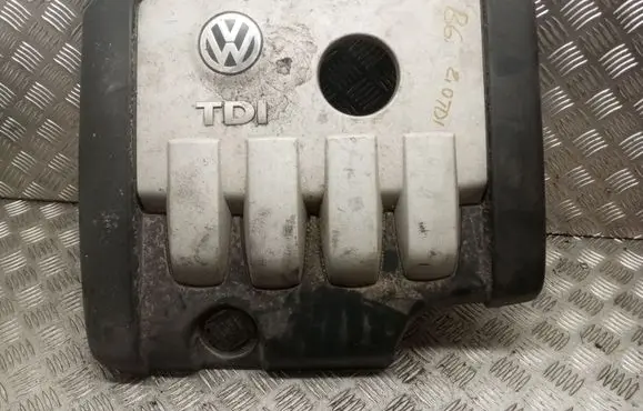 Volkswagen PASSAT B6 Engine cover (trim) 03G103925BP