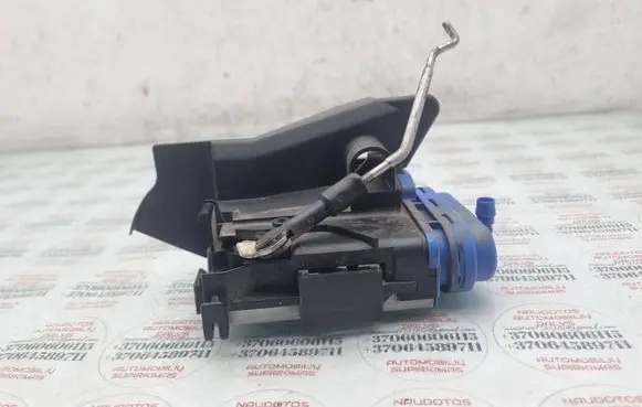 Audi A4 S4 B5 8D Rear door lock 8D0839015A