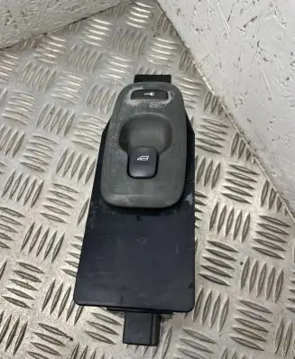 Volvo S60 Electric window control switch 8682950