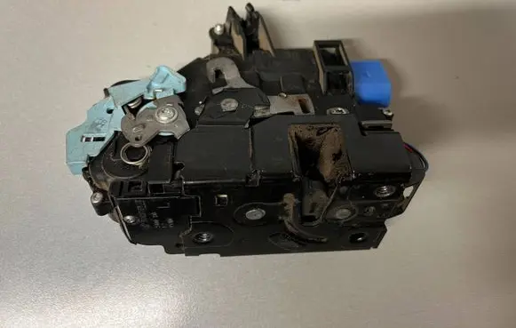 Volkswagen Caddy Front door lock 3D1837015AS A04206P