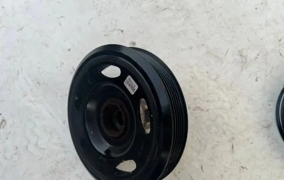 Opel Astra J Crankshaft pulley 55574772 15102014