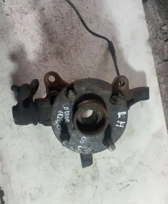 Toyota Corolla Verso E121 Front wheel hub spindle knuckle