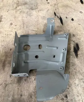 Nissan NV400 Fender mounting bracket 63122BZ50A 4022E