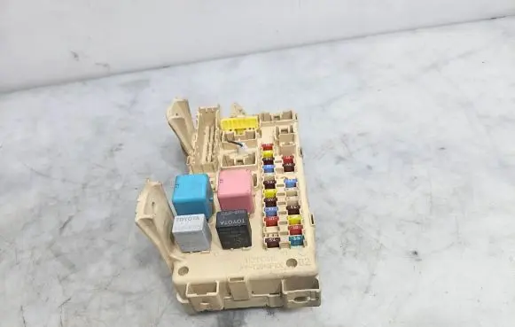 Toyota Avensis T250 Fuse module 8264105040A