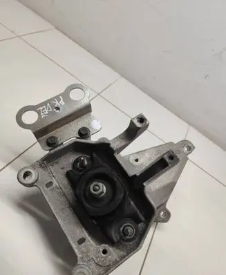 Gearbox mounting bracket