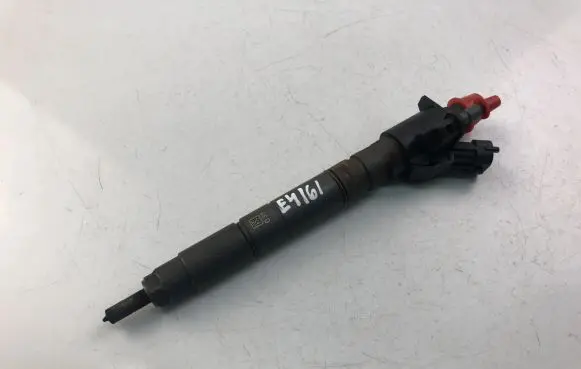 Volvo V70 Fuel injector 31303238