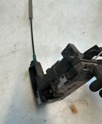 Opel Zafira B Front door lock 13210749