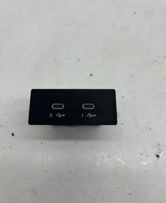 Renault Captur II USB socket connector 284H33870R 24060531225A R16B181