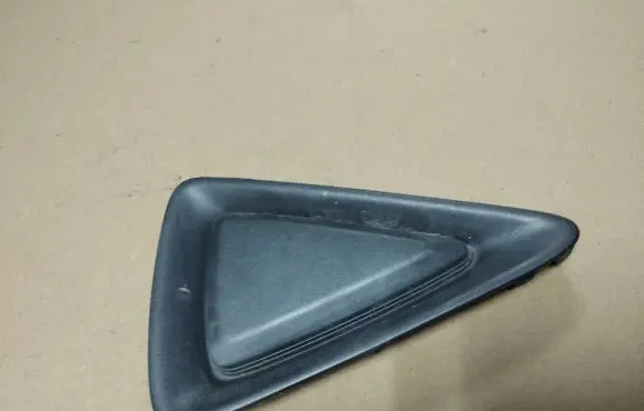 Quarter panel pressure vent