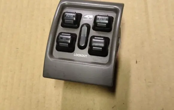 Chrysler PT Cruiser Electric window control switch P0UK931L8AA