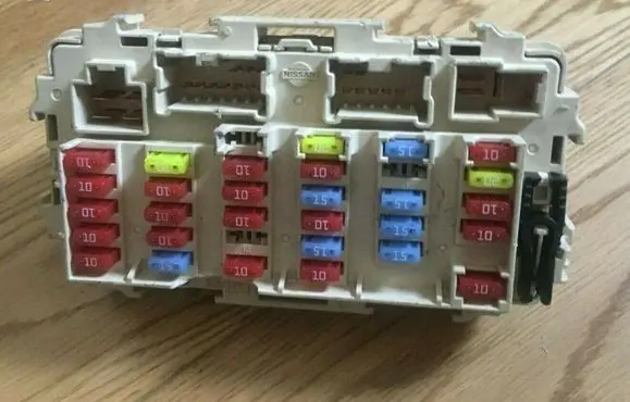 Nissan X-Trail T30 Fuse module A0439