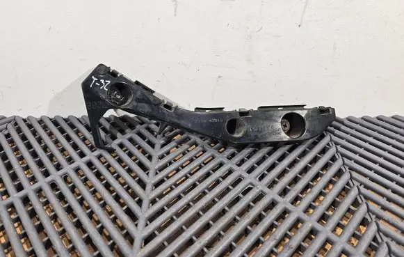 Toyota Prius (XW20) Front bumper mounting bracket 5211647010