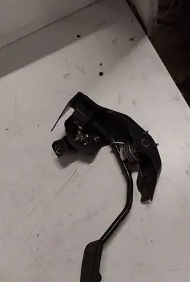 Toyota Avensis T250 Accelerator throttle pedal Gazo