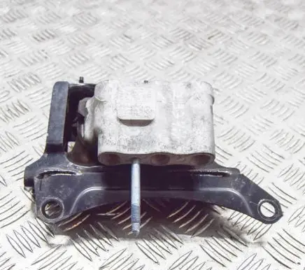 Toyota Prius (XW50) Engine mount bracket