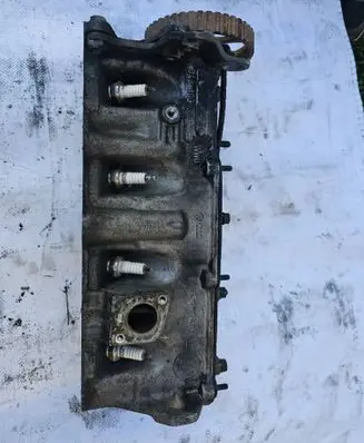 Volkswagen Golf III Engine head 048103373