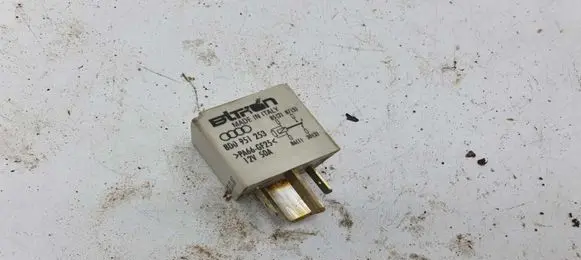 Volkswagen PASSAT B5 Other relay 8D0951253